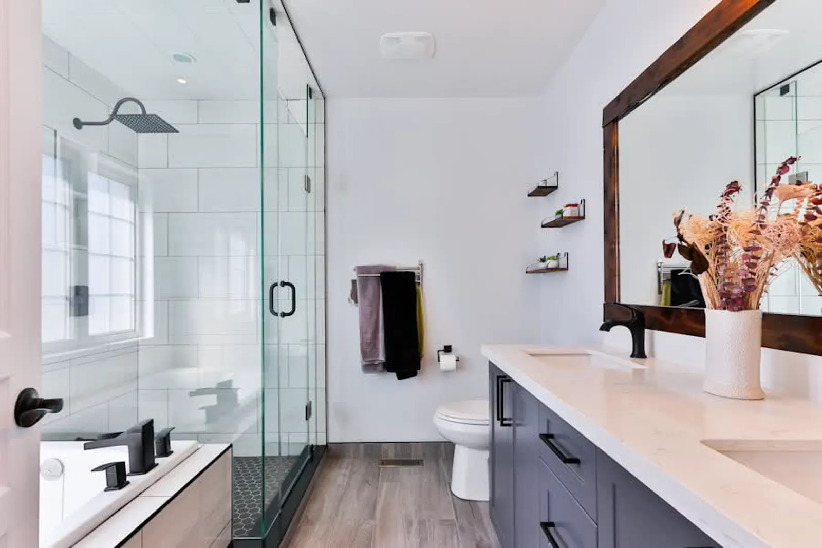 Douche à l’italienne sans seuil, paroi sur mesure