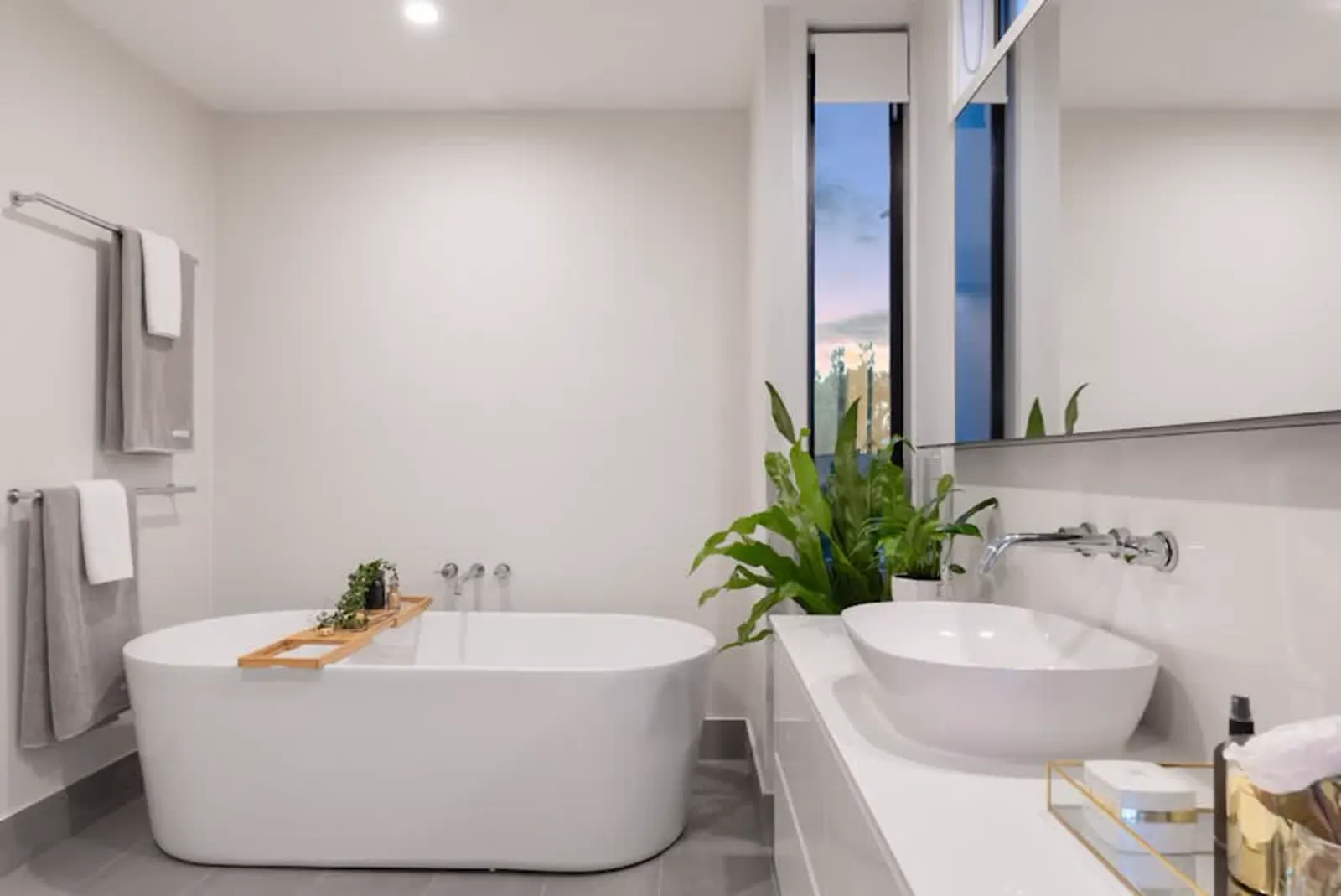 Baignoire îlot devant une fenêtre, lumière du matin