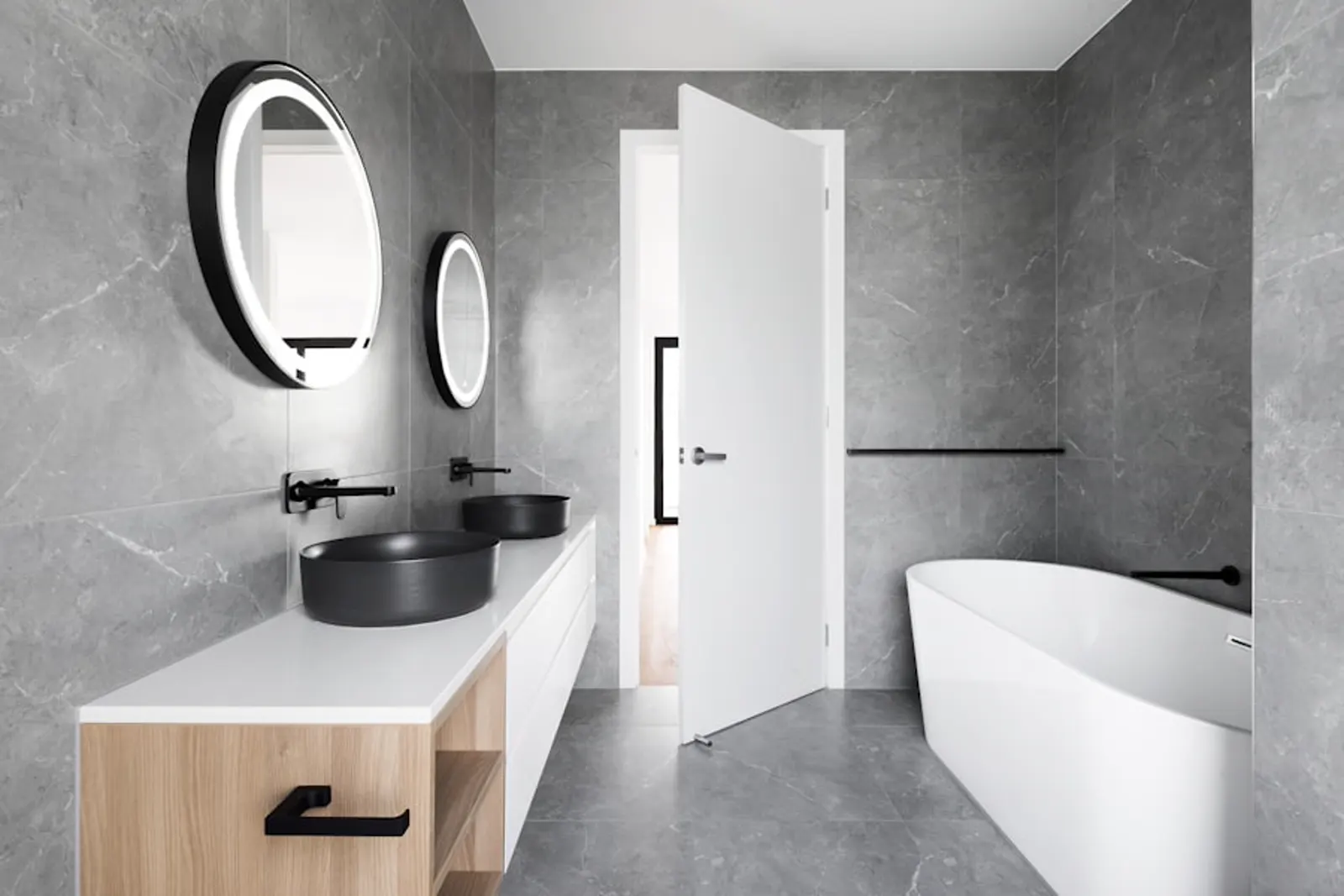 Salle de bain en marbre gris avec baignoire îlot